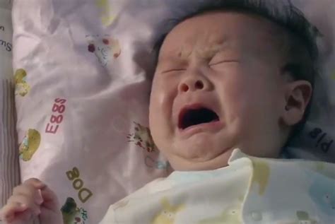 婴儿睡前哭闹什么原因（宝宝夜里总哭闹怎么办）-幼儿百科-魔术铺