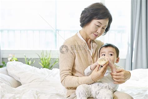 奶奶给孩子喂奶喝高清图片下载-正版图片502187796-摄图网