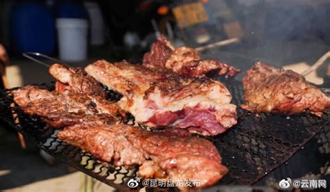 云南农村杀猪饭，正宗的土猪肉，三碗饭不够吃_新浪新闻