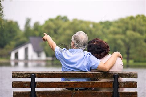老年夫妇坐公园椅子背影高清图片下载-正版图片501408190-摄图网