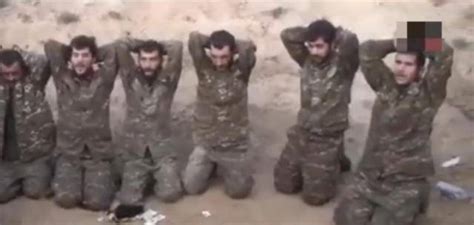 阿塞拜疆虐杀战俘，按地上狠抽耳光，割耳朵、斩首，画面太残忍_虐待_士兵_纳卡
