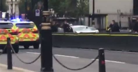 快讯！男子驾车撞击议会大厦外路障 英国警方定性为恐袭