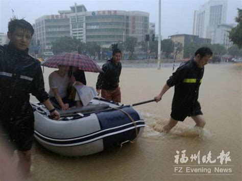 福州民警消防救助多名群众 积水中托起＂生命之舟＂ - 福州 - 东南网