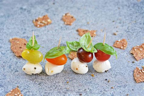 用牙签将不同颜色的小西红柿粘在马苏里拉奶酪球上高清图片下载-正版图片506155995-摄图网