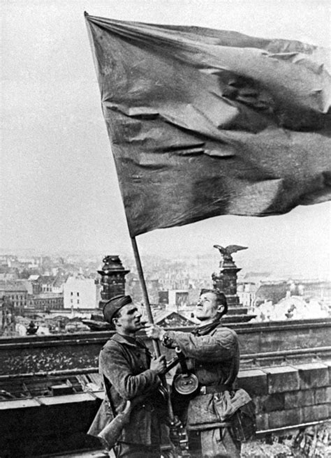 老照片：1945年，苏联红军战士将红旗插上德国国会大厦 - 派谷照片修复翻新上色