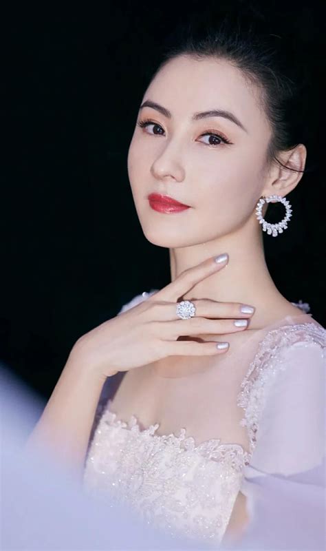 张柏芝最新节目造型曝光 蕾丝薄纱衬衫诠释浪漫情调 -- 眼界，放眼世界