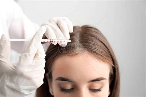 在诊所注射针剂的有头发高清图片下载-正版图片502715633-摄图网