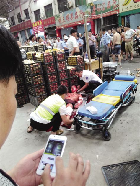 广州一男子持菜刀冲进酒店砍人 被保安食客合力制服_手机新浪网