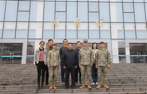 中国人民解放军陆军特种作战学院师生到我馆参观交流-桂林理工大学图书馆