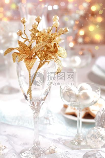 金枝在圣诞桌上白金色的姿势高清图片下载-正版图片504735960-摄图网