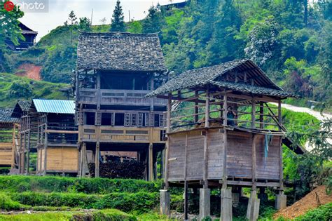 探访贵州小黄侗寨 几百座吊脚木楼依水而建 - 江苏环境网
