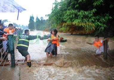 新乡暴雨被困者：涨水前村民们跑到二楼避险，目前还有老人和小孩被困 - 封面新闻