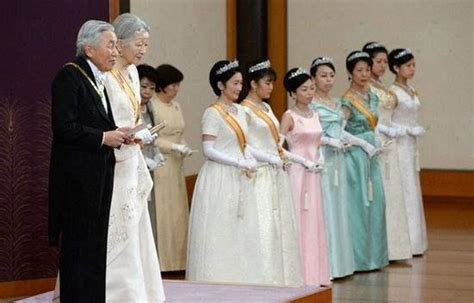 为什么英国皇室的婚礼中新娘都偏爱选择缎面材质的定制的婚纱？ - 知乎