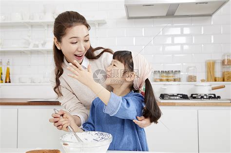 可爱的女人和小孩在厨房做甜点高清图片下载-正版图片302597093-摄图网