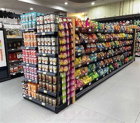 母女在超市购物时带着购物车选择食物高清图片下载-正版图片503501464-摄图网