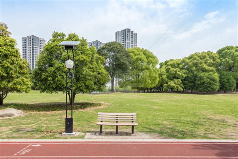上海松江高校校园绿化及跑道高清图片下载-正版图片500397068-摄图网