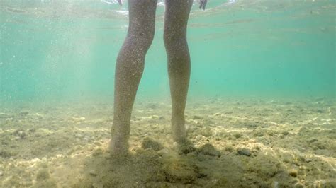 女人在水底跳着舞她周围都是泡高清图片下载-正版图片507276415-摄图网