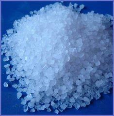 NaCl是一种重要原料，在自然界中分布广泛，在日常生产生活中有广泛应用。