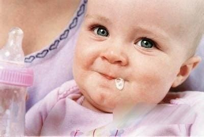新生儿宝宝溢奶和吐奶有什么不同 - 育儿知识