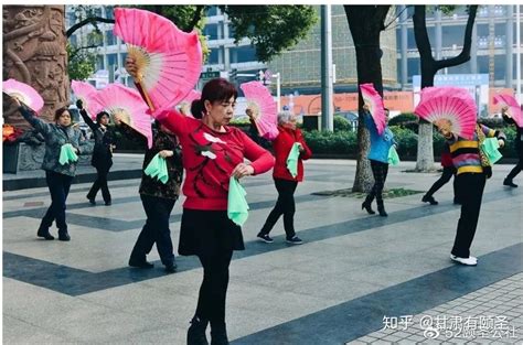 杭州“奔九”老奶奶广场舞跳网络神曲 喊话年轻人【2】--图片频道--人民网