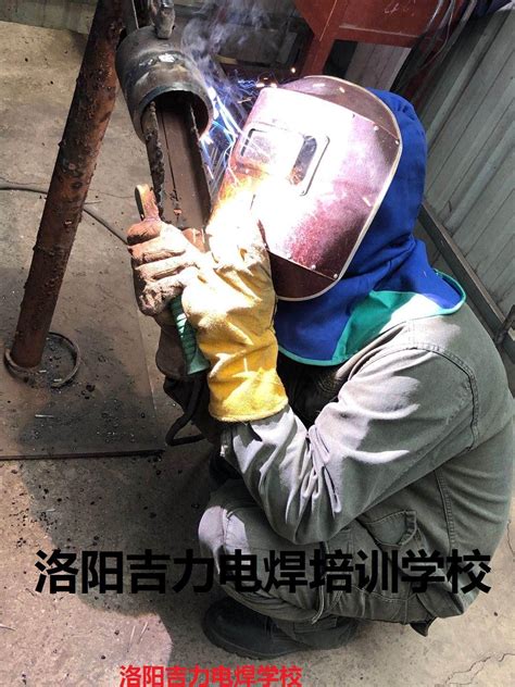 一个烧电焊的工人高清图片下载_红动中国