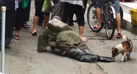 男子装残疾街头乞讨 被揭穿伪装全过程 - 华声新闻