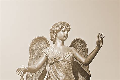 罗马圣天使桥上的天使手中拿着的东西代表着什么？ - 知乎