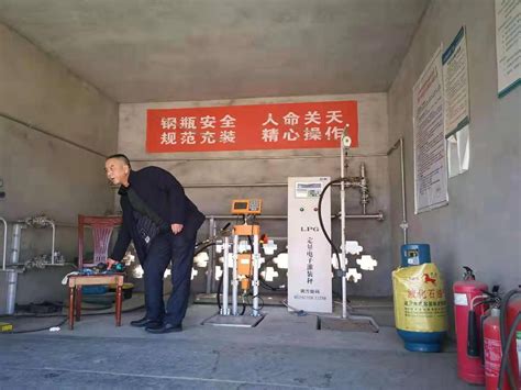 解放小三轴加油车-湖北随州特种专用汽车改装总厂－－www.sztzqczc.cn