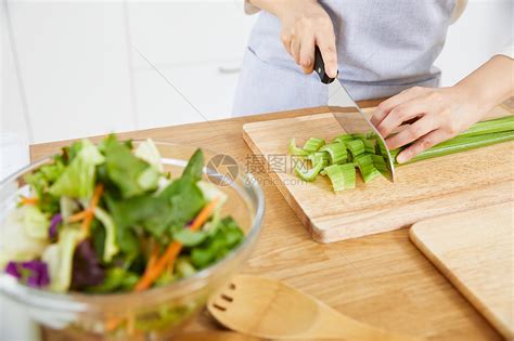 蔬菜切碎做饭的家庭主妇高清图片下载-正版图片502089256-摄图网