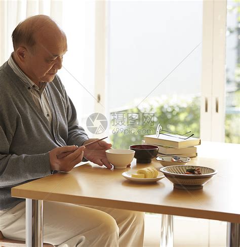 独自生活吃饭的老人高清图片下载-正版图片502157195-摄图网