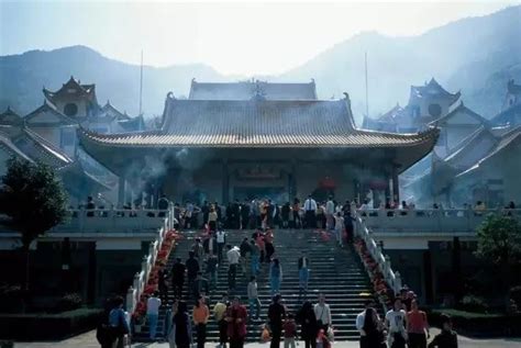 寺庙里燃烧的高香高清摄影大图-千库网