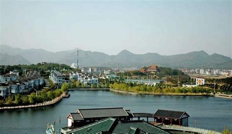 浙江很富裕的一处村子，是中国十大名村之一，成为中国旅游特色村|浙江|村子|华西村_新浪新闻