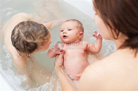 母亲和孩子一起洗澡高清图片下载-正版图片501508768-摄图网