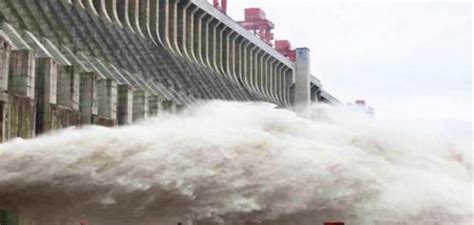 三峡大坝开闸泄洪时，为何要把水喷向天空呢？看完真是大开眼界！