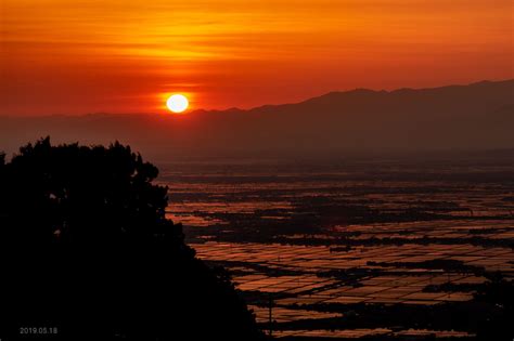 弥彦山から眺める、越後平野の水鏡 - 日の出日の入時刻・方角マップ