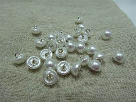厂家直销现货白色珍珠扣 蘑菇形旋螺丝脚珍珠纽扣 婚纱装饰珍珠扣-阿里巴巴