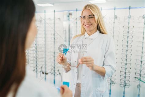 女士在眼镜店挑选眼镜高清图片下载-正版图片302544573-摄图网