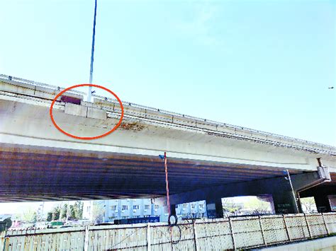 京哈高速垡头桥东辅路：高架桥装饰砖出现松动和脱落_京报网