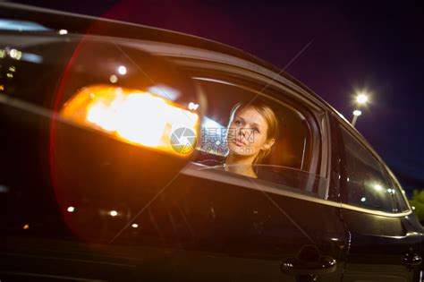 夜晚开车的青年女人高清图片下载-正版图片507610201-摄图网