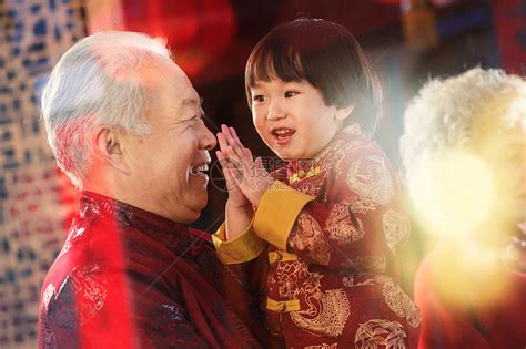 快乐的祖孙俩庆贺新年高清图片下载-正版图片507642033-摄图网