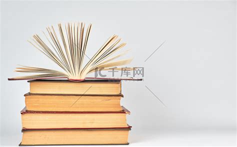 一堆书和一本打开的黄页书高清摄影大图-千库网