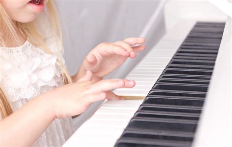 认真弹钢琴的女孩高清图片下载-正版图片501579220-摄图网