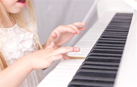 温柔女生头像钢琴图片