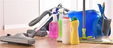 地板上洗涤剂瓶和化学品清洗用品的清洁蒸高清图片下载-正版图片505752621-摄图网