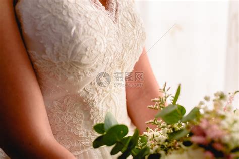 手持捧花的新娘高清图片下载-正版图片500708386-摄图网