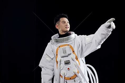 空中宇航员手指前方形象高清图片下载-正版图片502355616-摄图网