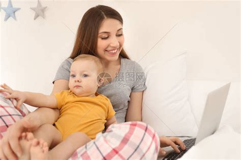 年轻母亲和有婴儿的年轻母亲高清图片下载-正版图片505224832-摄图网