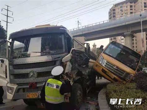 长沙一校车与渣土车相撞，事故致校车上二人受伤（视频）-现场-长沙晚报网