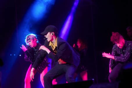 刘德华2018香港演唱会现场在粉丝的要求下唱“好嗨哦”|刘德华|华仔|毛毛_新浪网