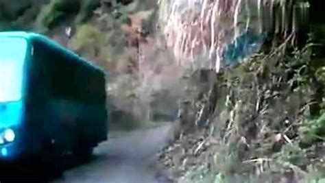大意的大巴车司机在山路会车时,熄火倒溜滚下悬崖,可怜一车旅客_腾讯视频